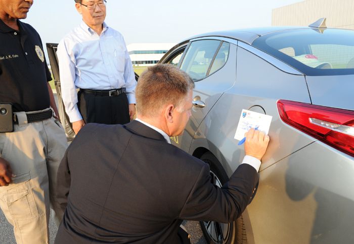 O δήμαρχος του West Point υπογράφει το σφραγισμένο ντεπόζιτο για να αρχίσει η καταμέτρηση της επίδοσης.